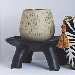 SEMA DESIGN Plateau Sur Pied En Grès Noir - Face -SEMA DESIGN Magasin 28dc4 amb 202205 photo 3860 fds0740